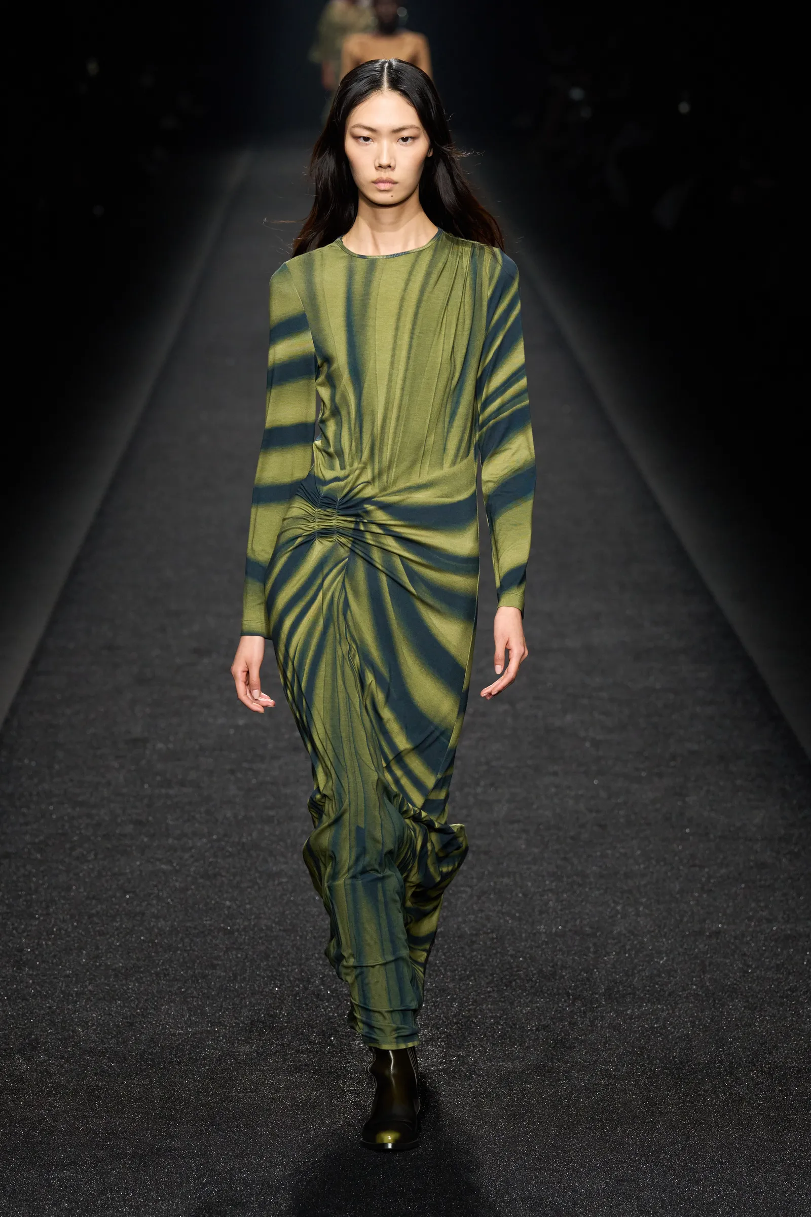 Queda de Alberta Ferretti 2024 2025 Runway Revista (29)