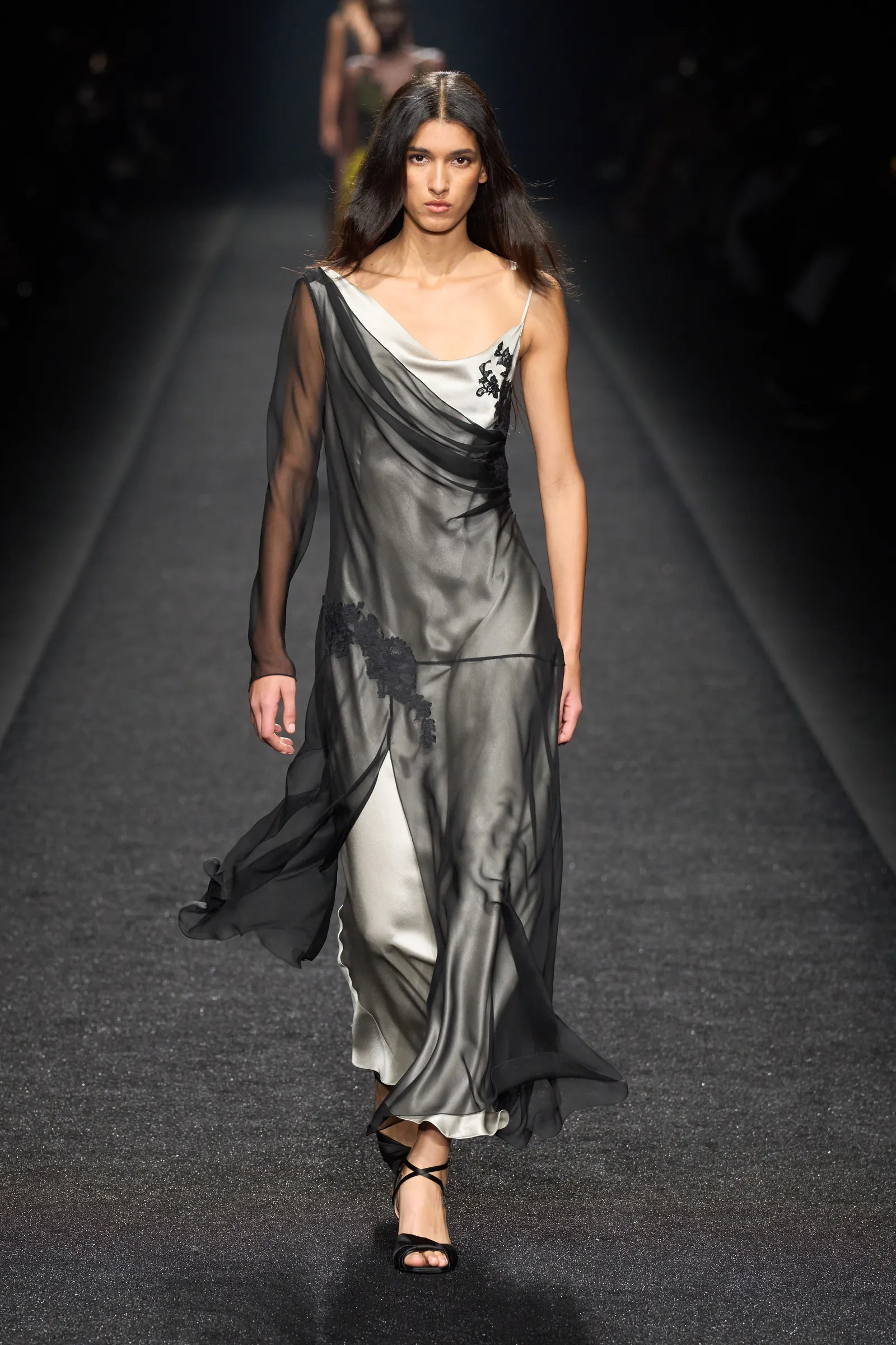 Queda de Alberta Ferretti 2024 2025 Runway Revista (33)