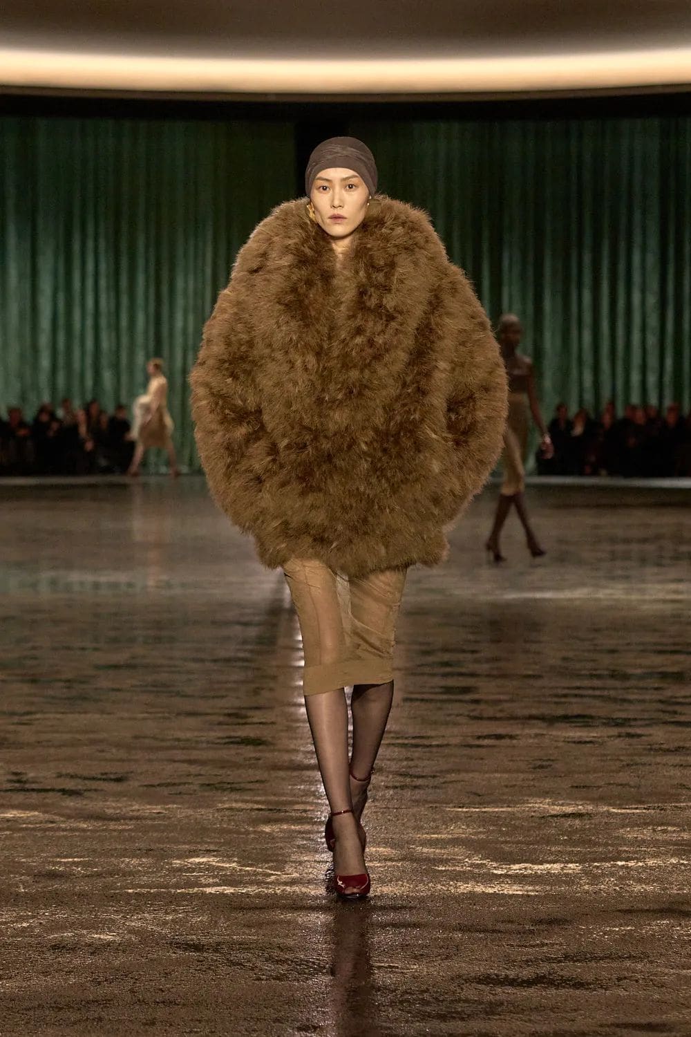 Saint Laurent Fall Winter 2024 2025 Runway Magazine (32)