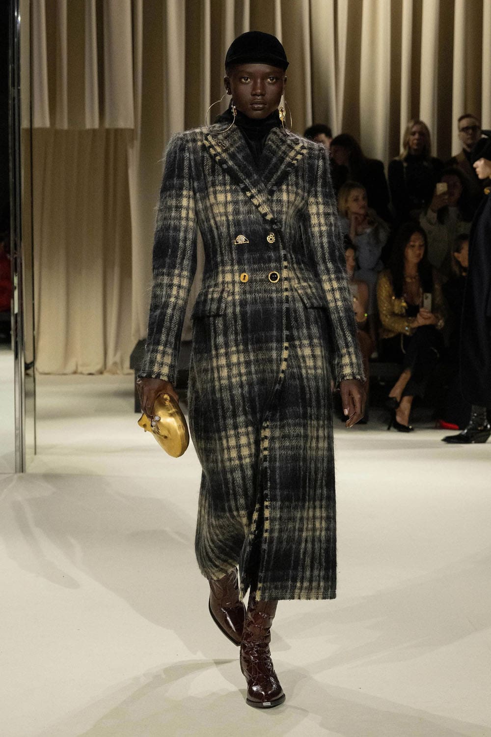 Chute de Schiaparelli 2024 2025 Runway Magazine (10)