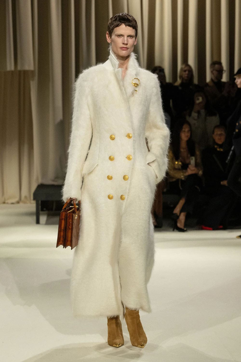 Chute de Schiaparelli 2024 2025 Runway Magazine (12)