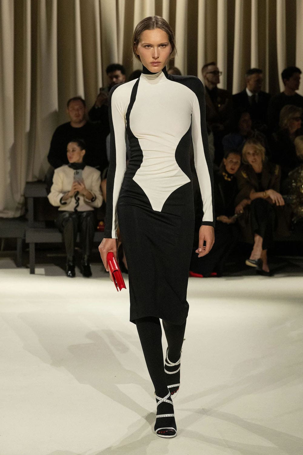 Chute de Schiaparelli 2024 2025 Runway Magazine (13)