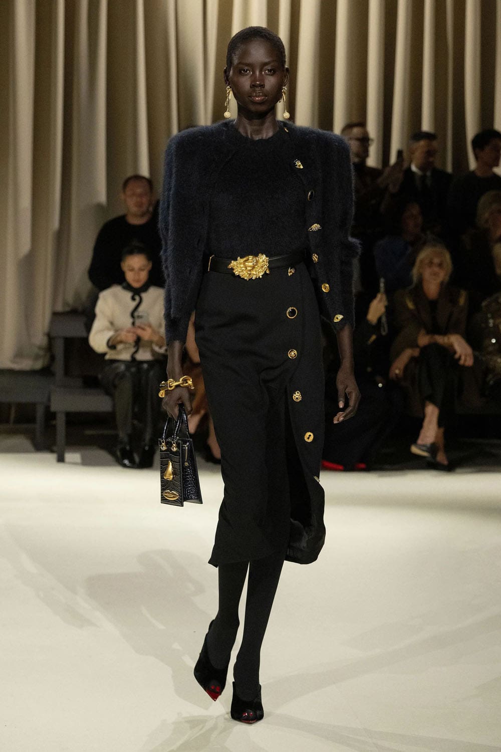 Chute de Schiaparelli 2024 2025 Runway Magazine (15)