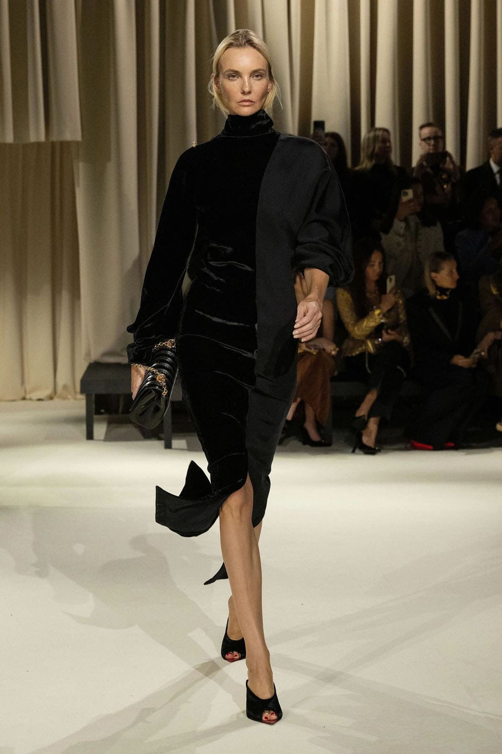 Chute de Schiaparelli 2024 2025 Runway Magazine (16)