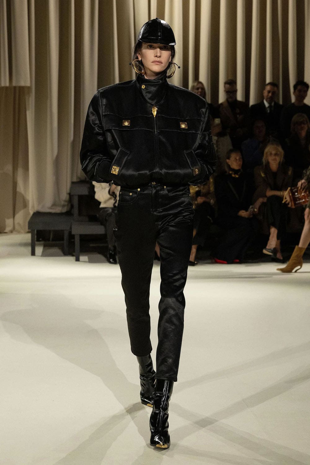 Chute de Schiaparelli 2024 2025 Runway Magazine (17)