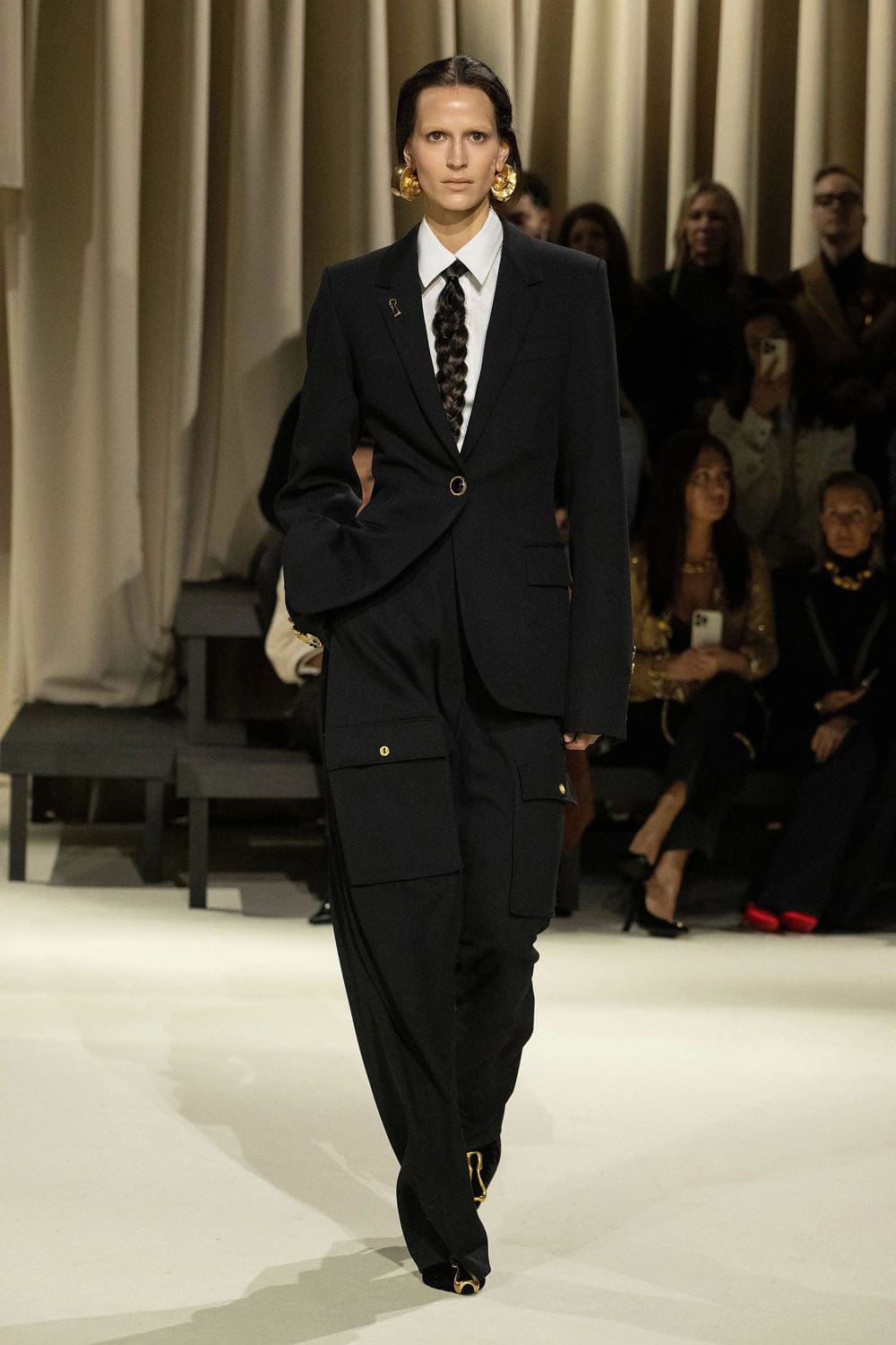 Chute de Schiaparelli 2024 2025 Runway Magazine (2)