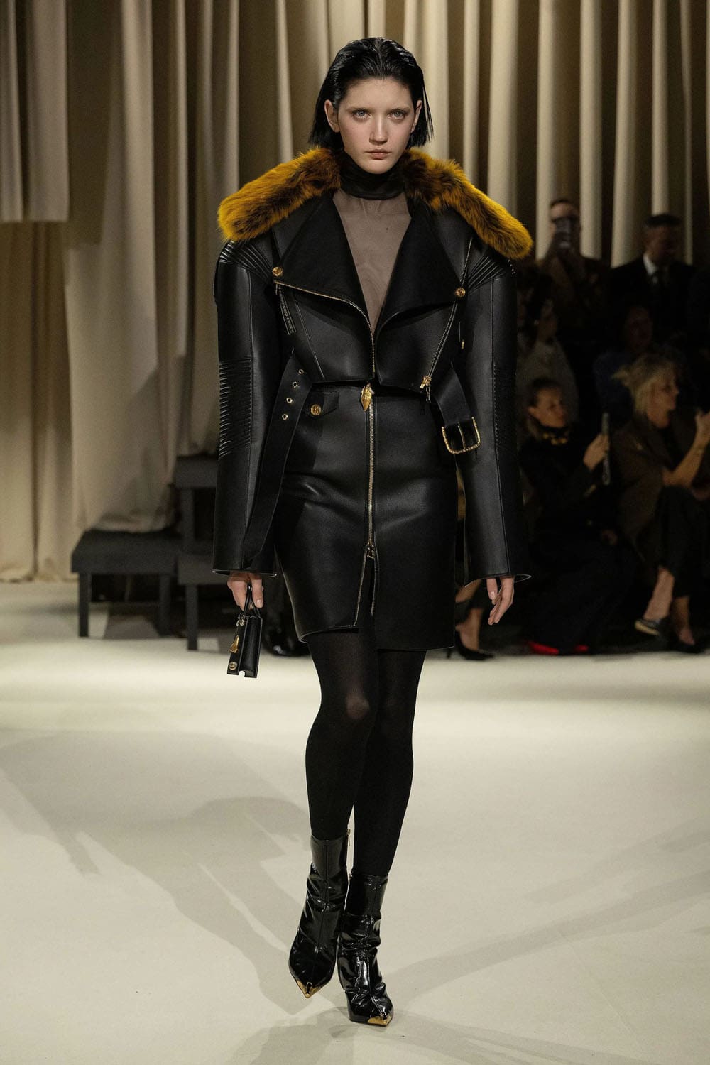 Chute de Schiaparelli 2024 2025 Runway Magazine (21)
