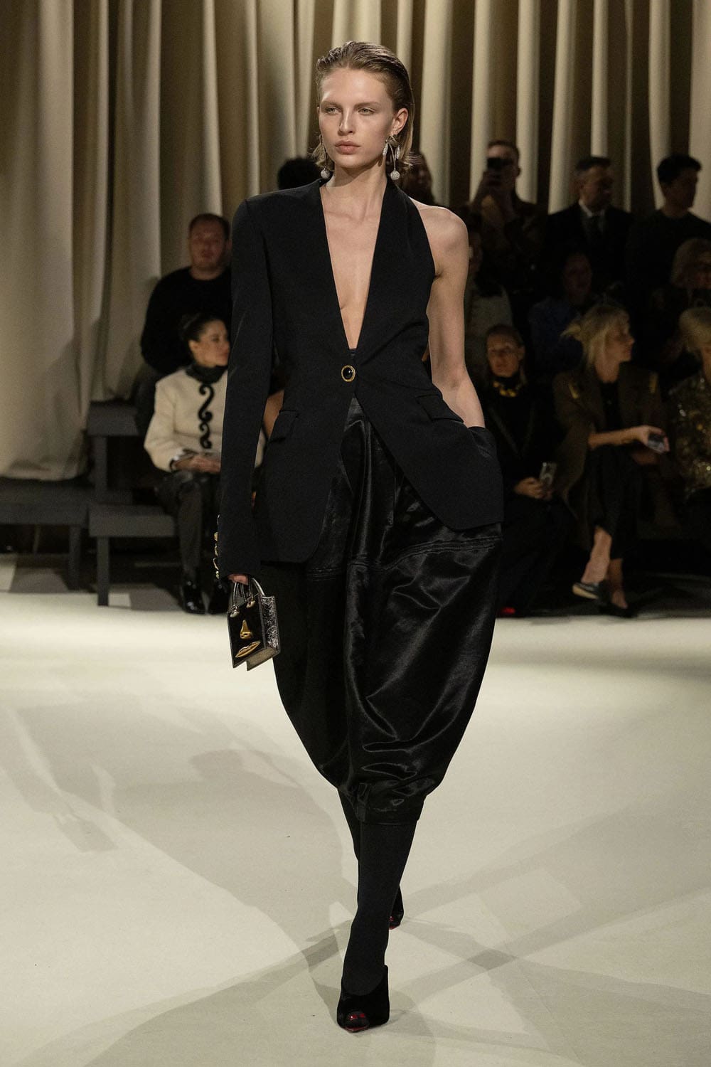 Chute de Schiaparelli 2024 2025 Runway Magazine (25)