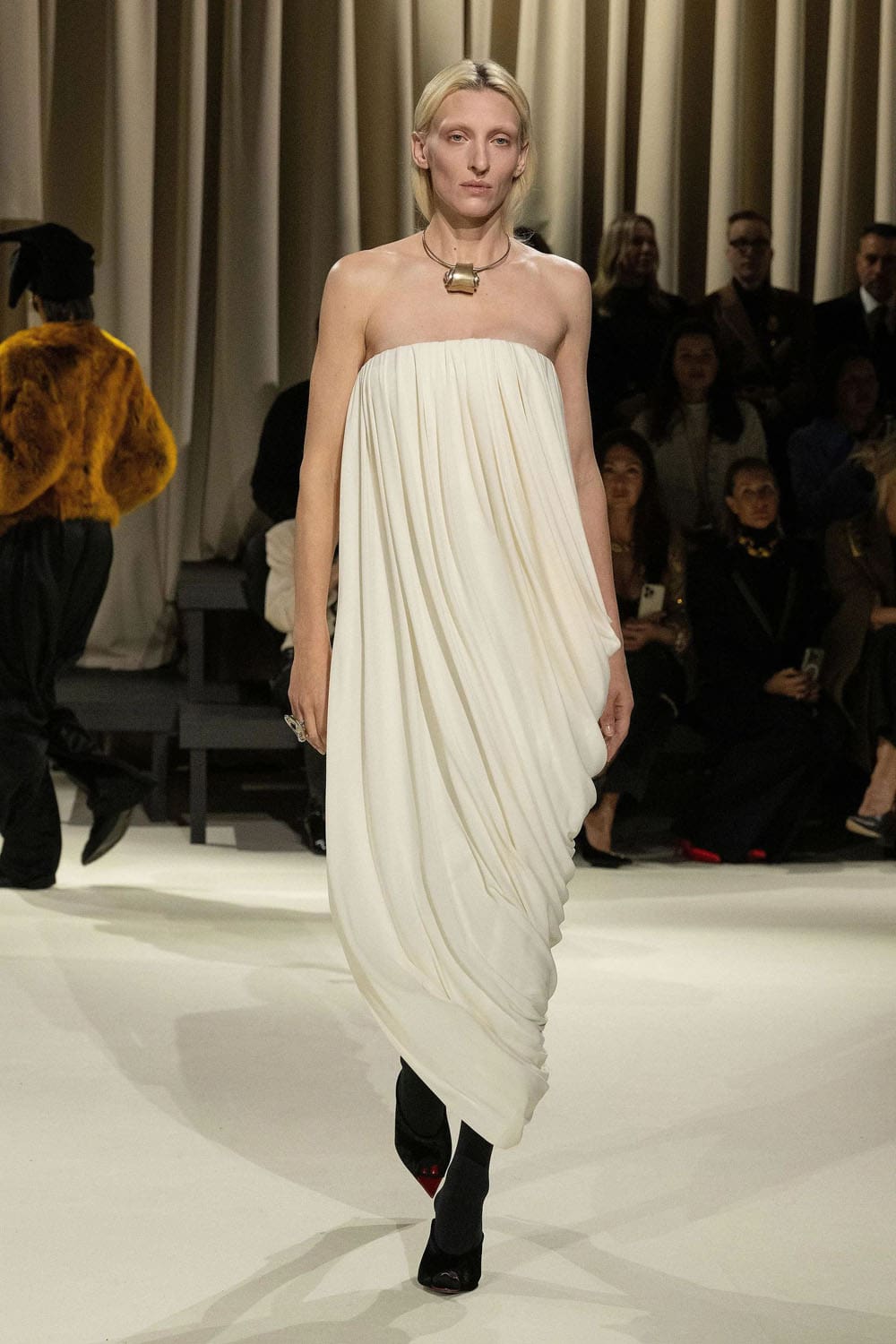 Chute de Schiaparelli 2024 2025 Runway Magazine (26)