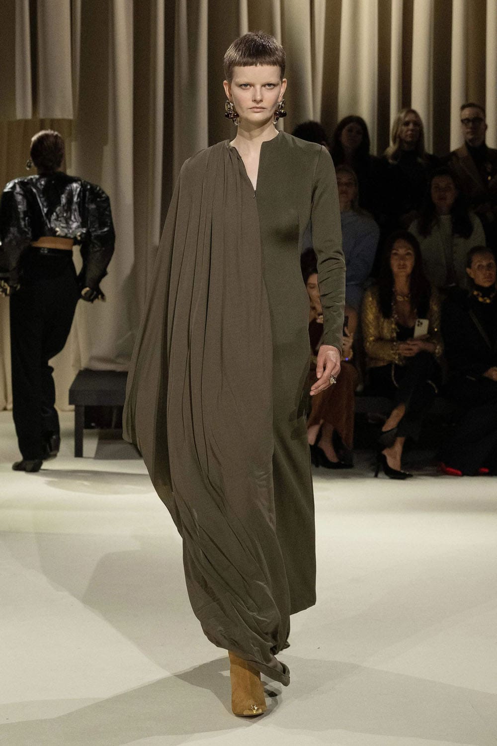 Chute de Schiaparelli 2024 2025 Runway Magazine (27)