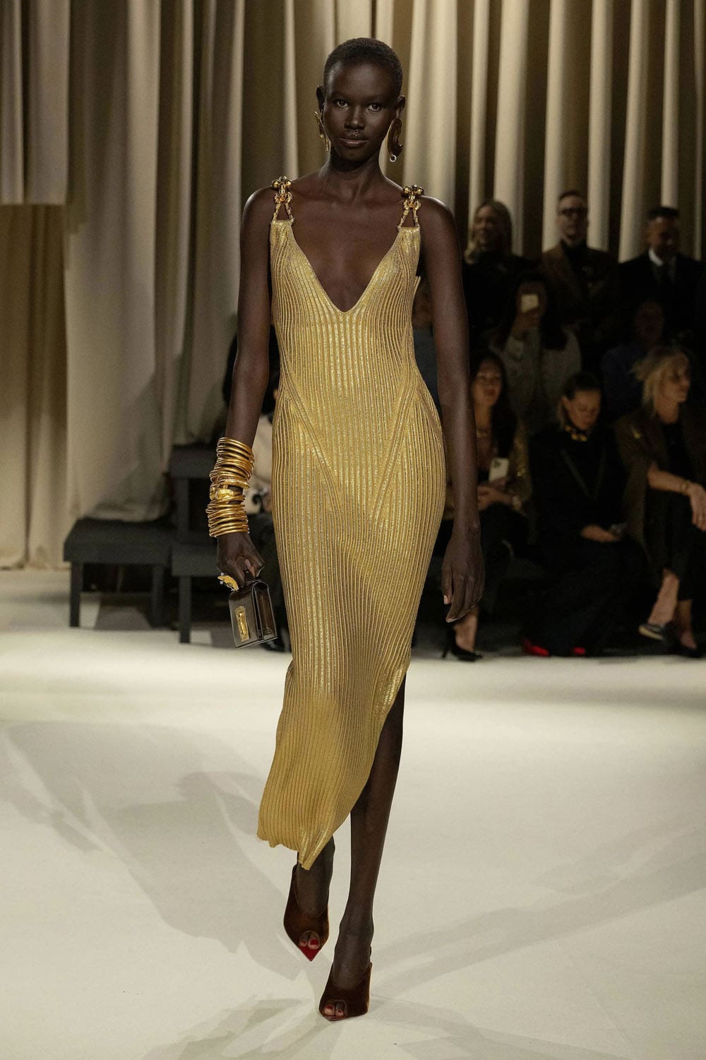 Chute de Schiaparelli 2024 2025 Runway Magazine (30)