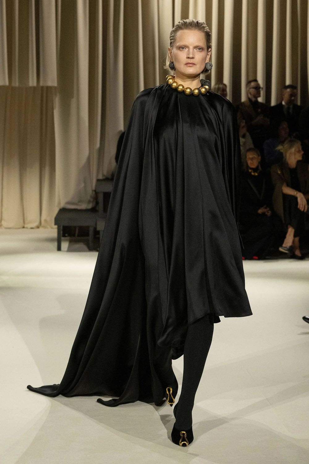 Chute de Schiaparelli 2024 2025 Runway Magazine (33)