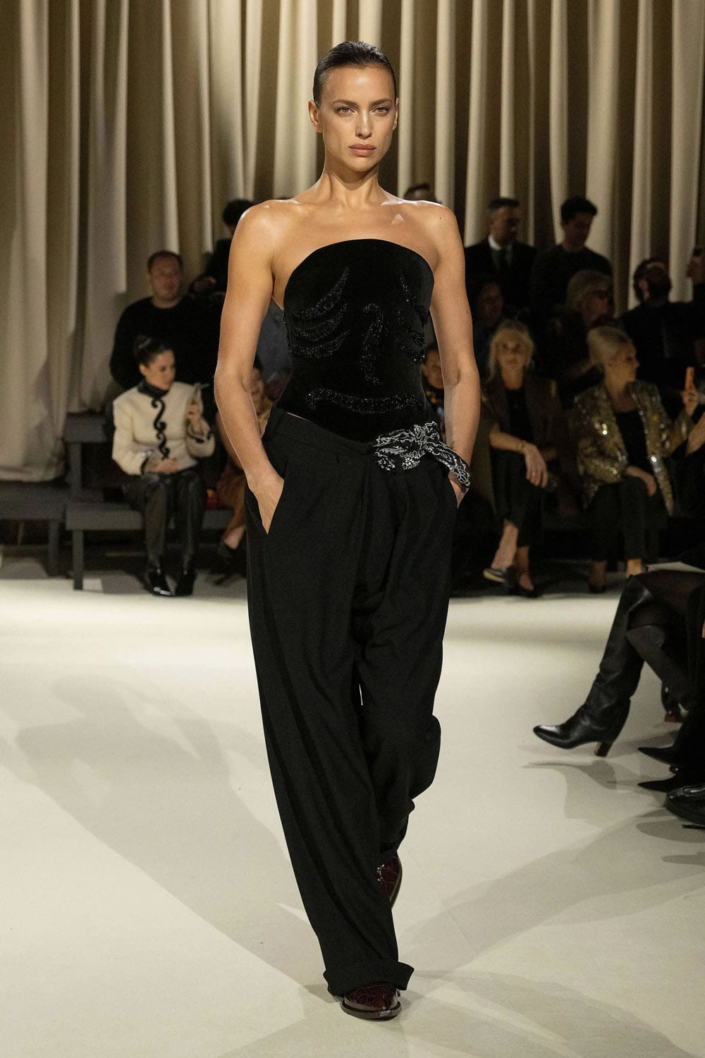 Chute de Schiaparelli 2024 2025 Runway Magazine (36)
