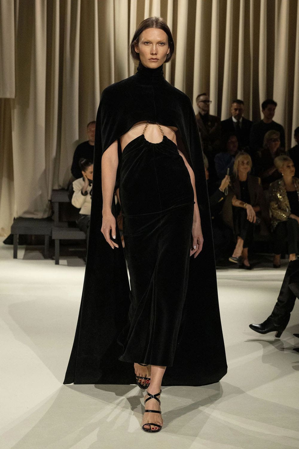 Chute de Schiaparelli 2024 2025 Runway Magazine (37)