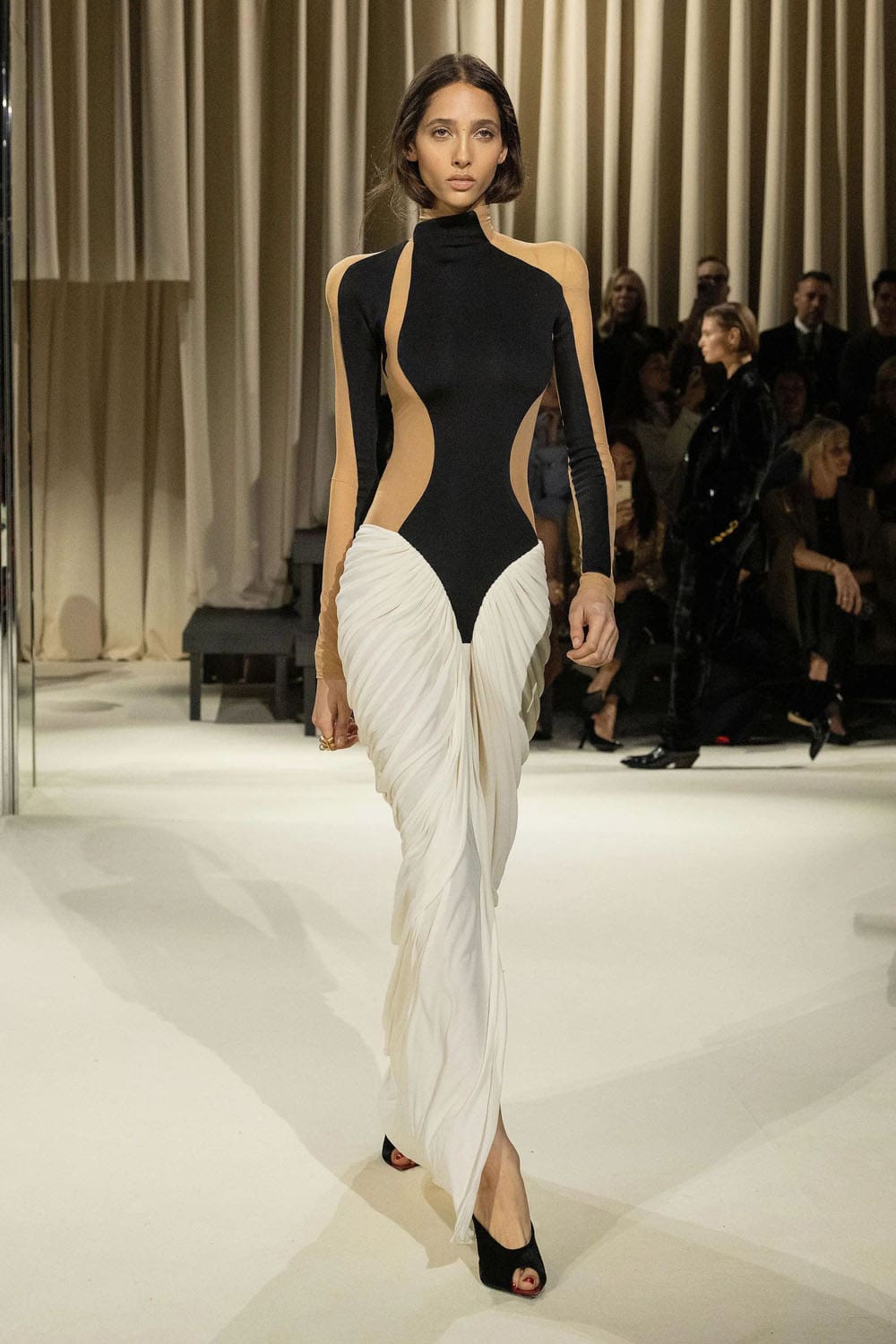 Chute de Schiaparelli 2024 2025 Runway Magazine (38)