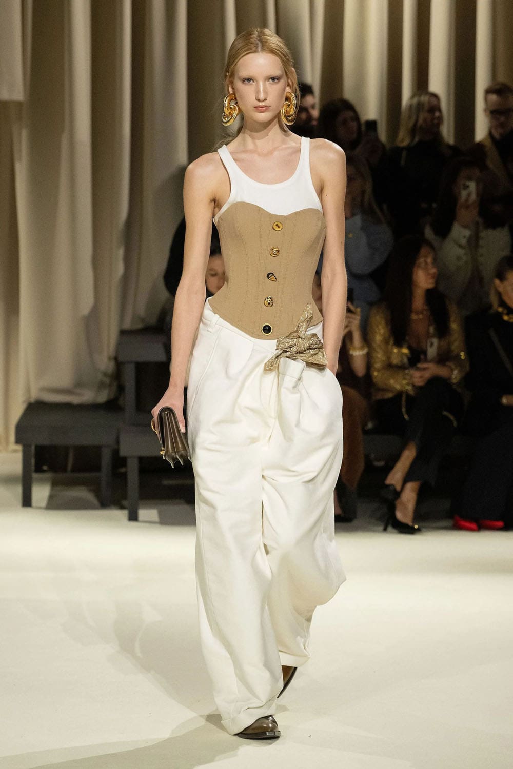Chute de Schiaparelli 2024 2025 Runway Magazine (4)