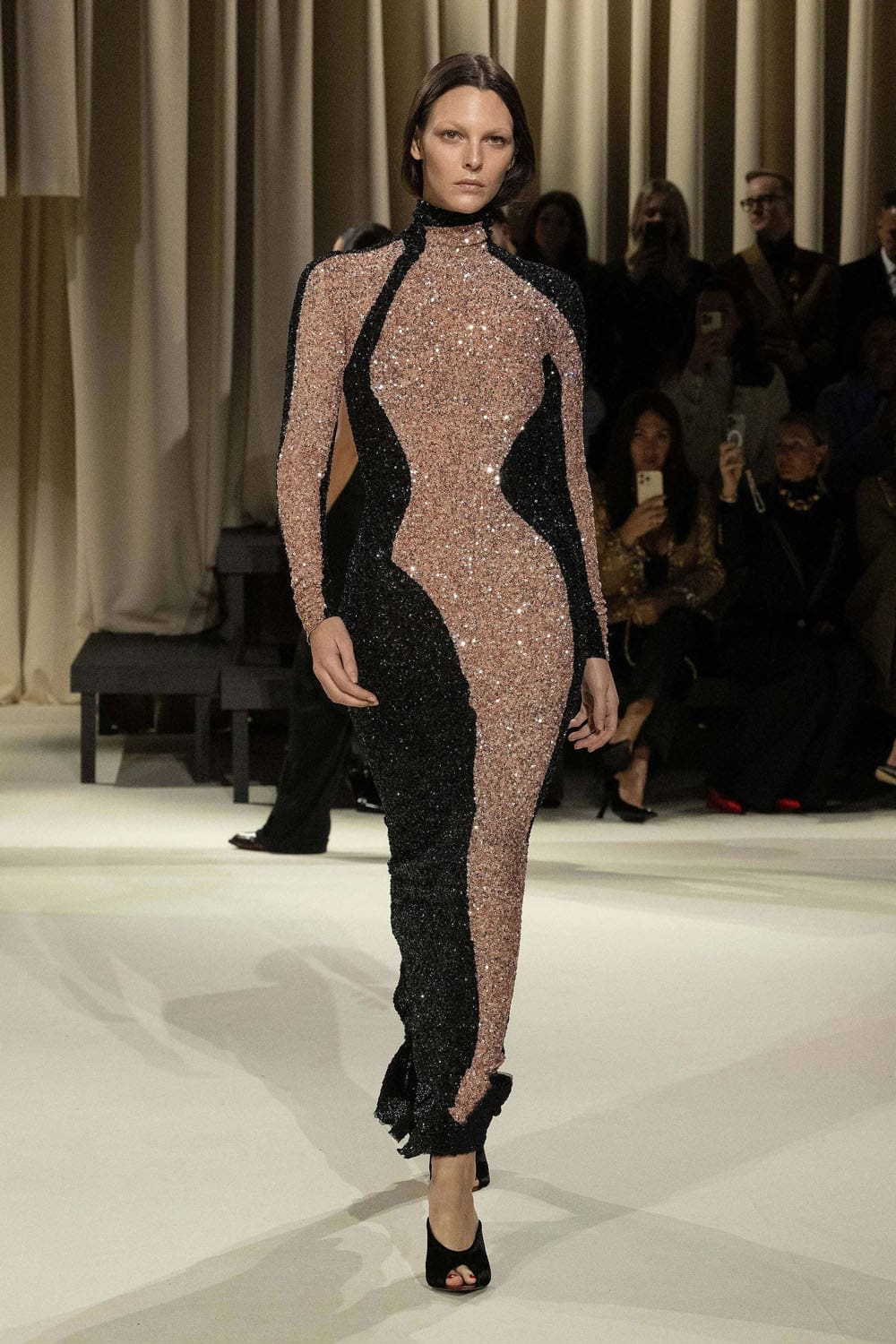Chute de Schiaparelli 2024 2025 Runway Magazine (40)