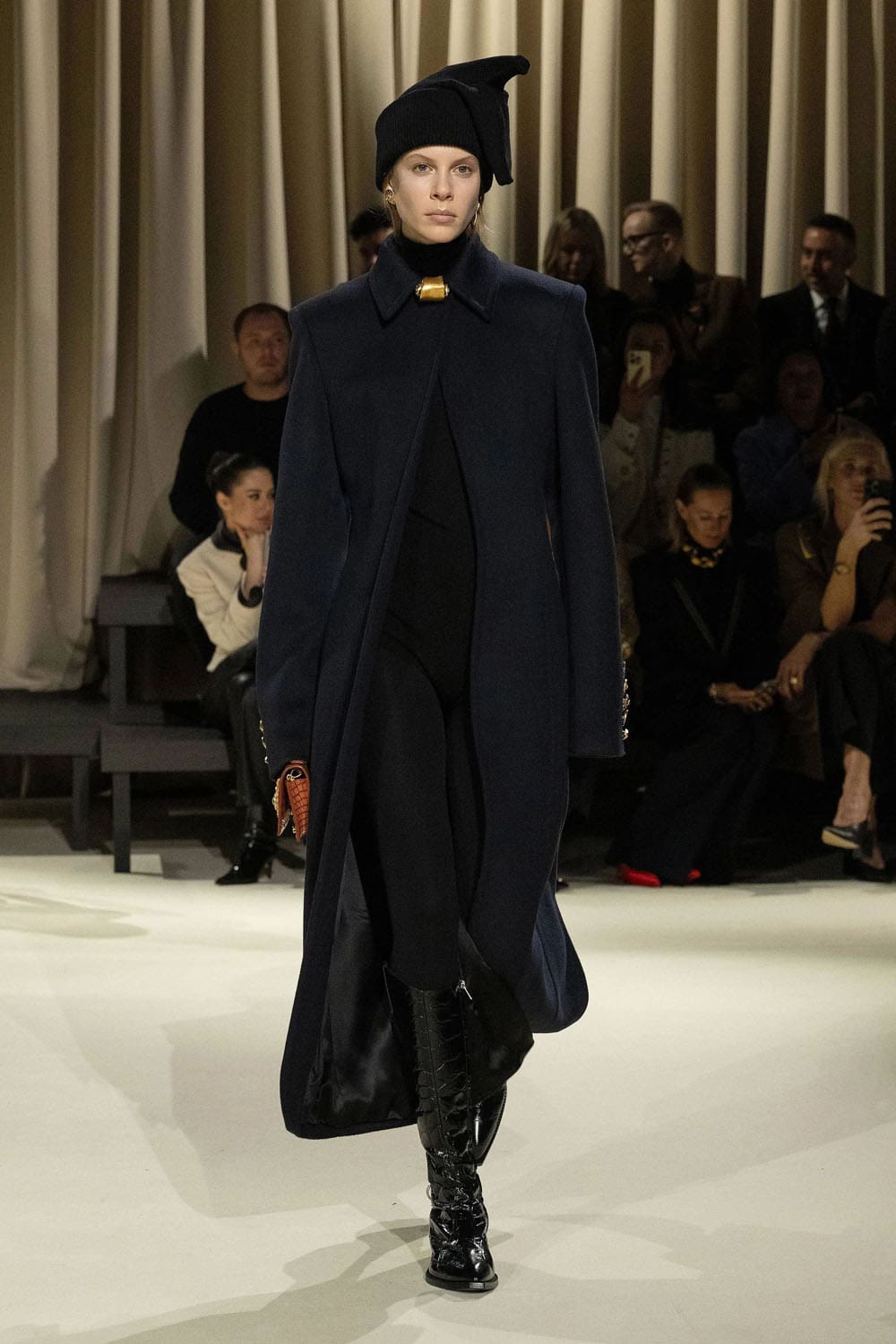 Chute de Schiaparelli 2024 2025 Runway Magazine (7)