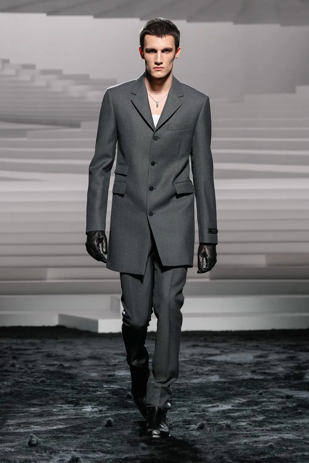 Versace Automne Hiver 2024 2025 Runway Magazine (2)