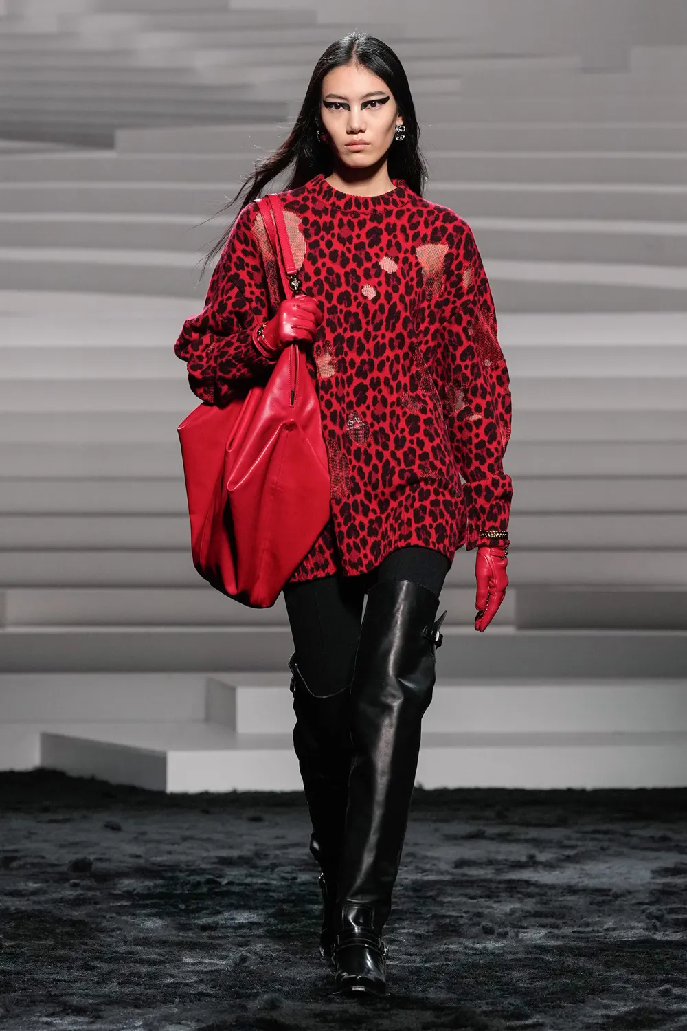 Versace Automne Hiver 2024 2025 Runway Magazine (22)