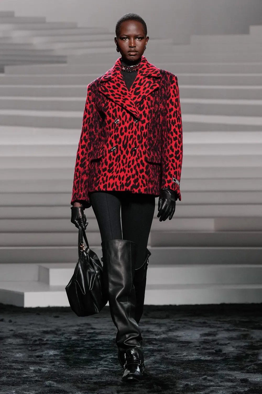 Versace Automne Hiver 2024 2025 Runway Magazine (24)