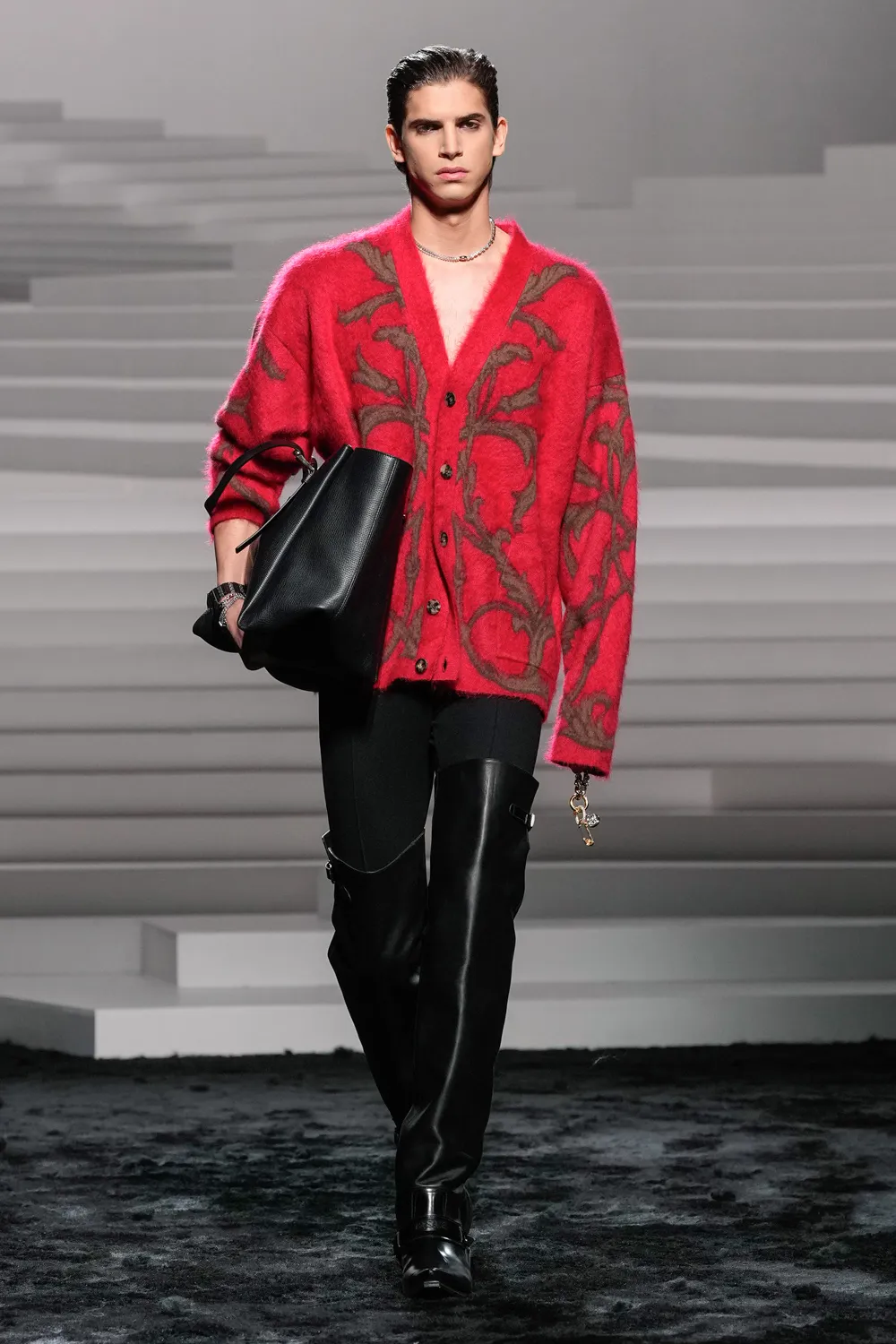 Versace Automne Hiver 2024 2025 Runway Magazine (25)