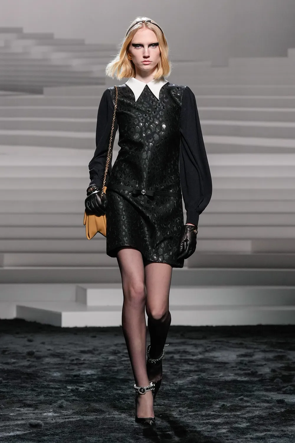 Versace Automne Hiver 2024 2025 Runway Magazine (26)