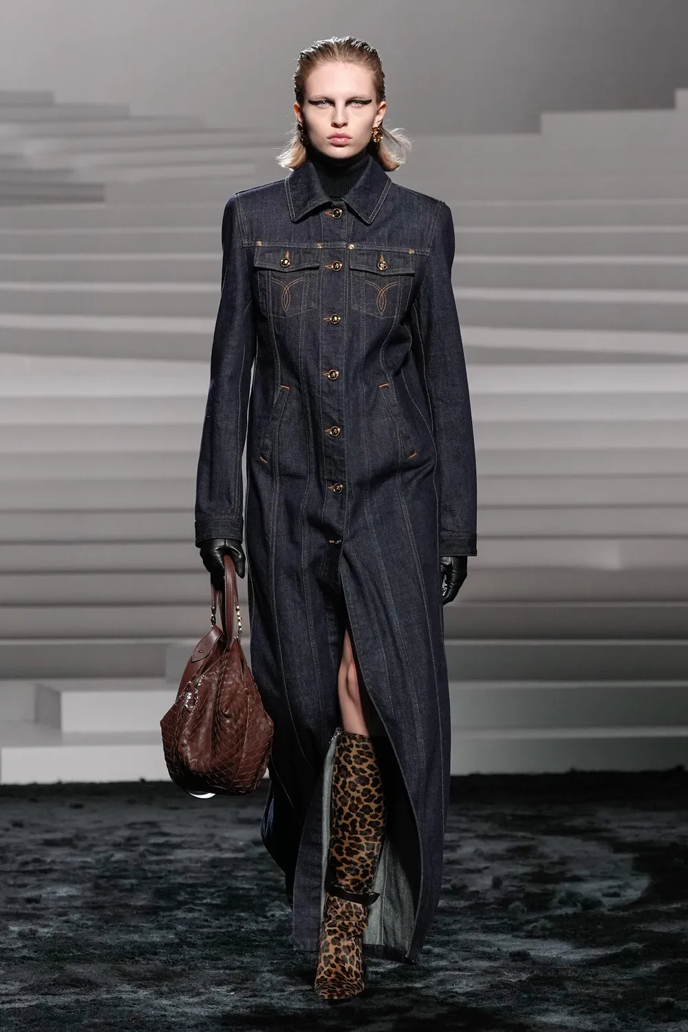 Versace Automne Hiver 2024 2025 Runway Magazine (29)