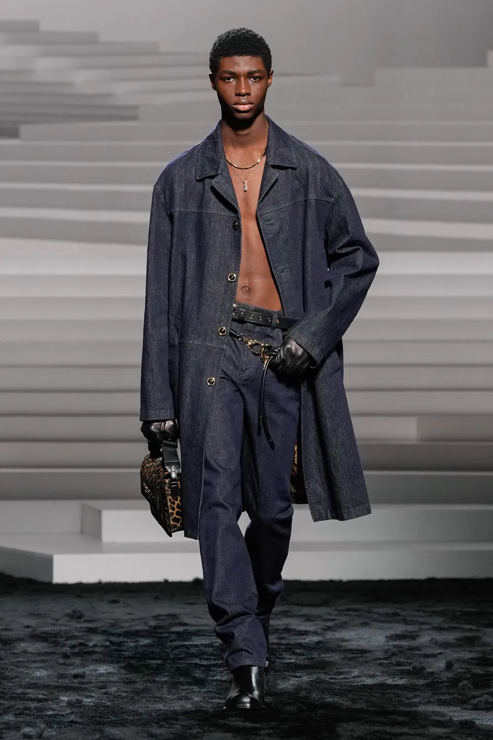 Versace Automne Hiver 2024 2025 Runway Magazine (30)
