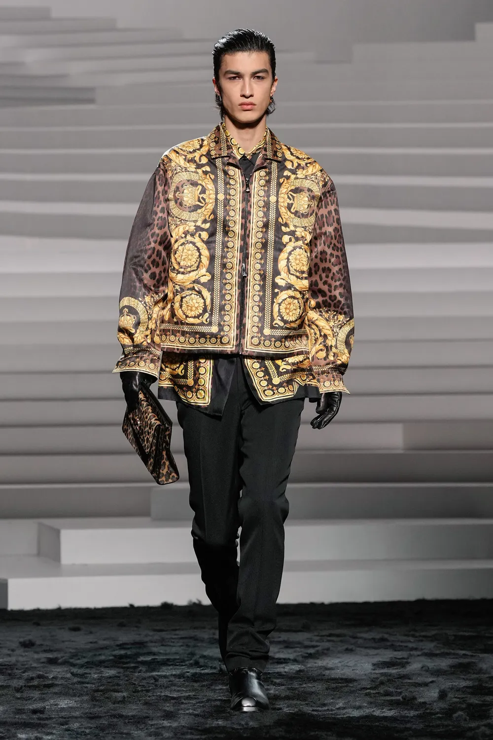 Versace Automne Hiver 2024 2025 Runway Magazine (31)