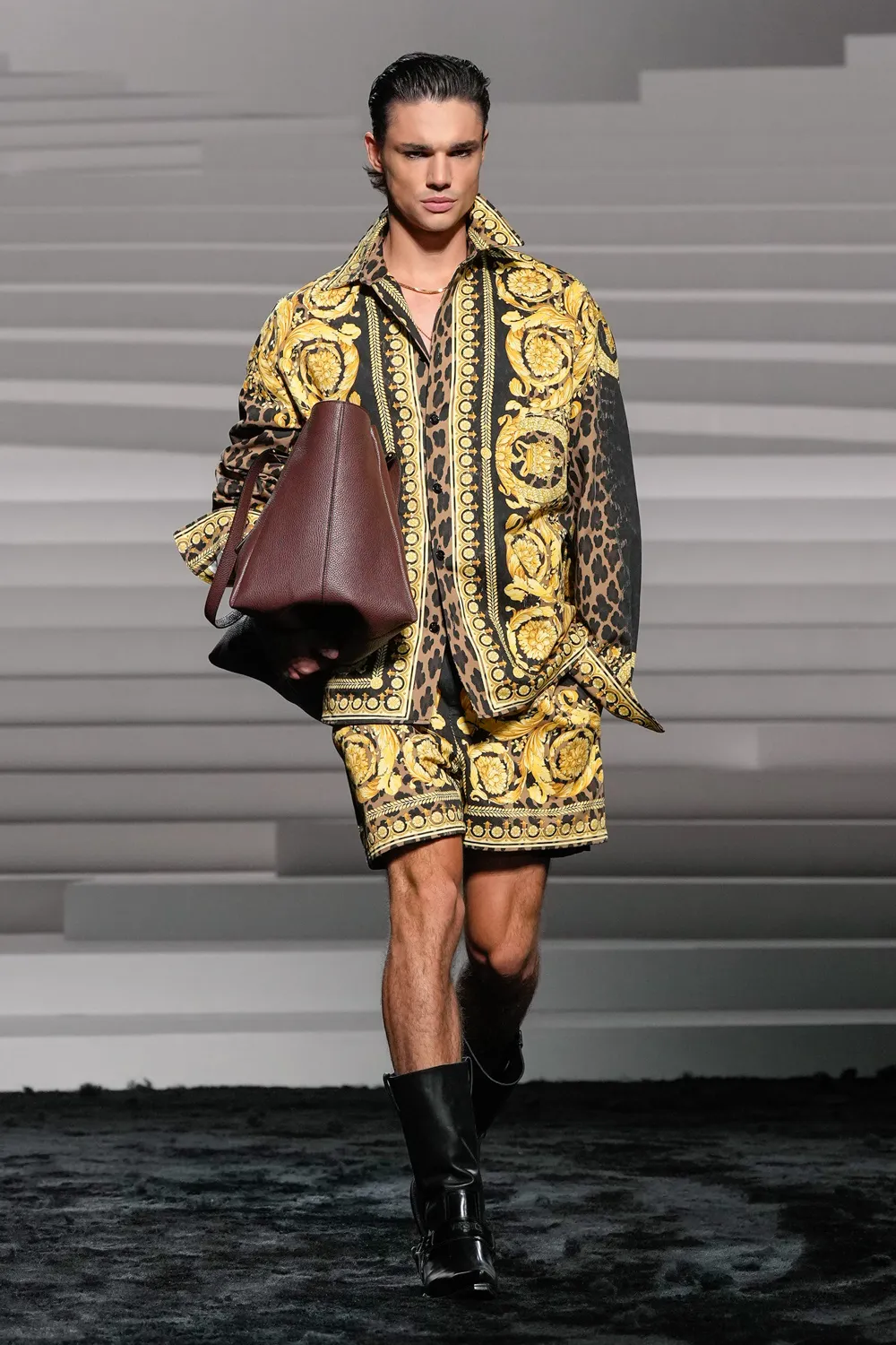 Versace Automne Hiver 2024 2025 Runway Magazine (32)