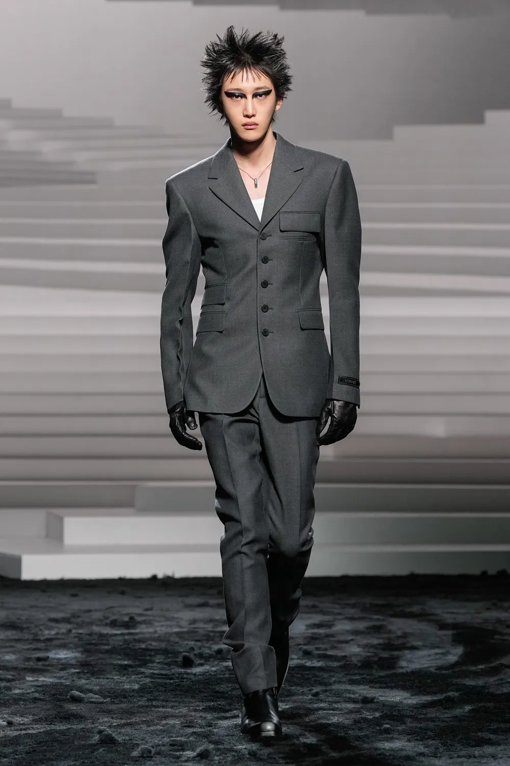 Versace Automne Hiver 2024 2025 Runway Magazine (4)