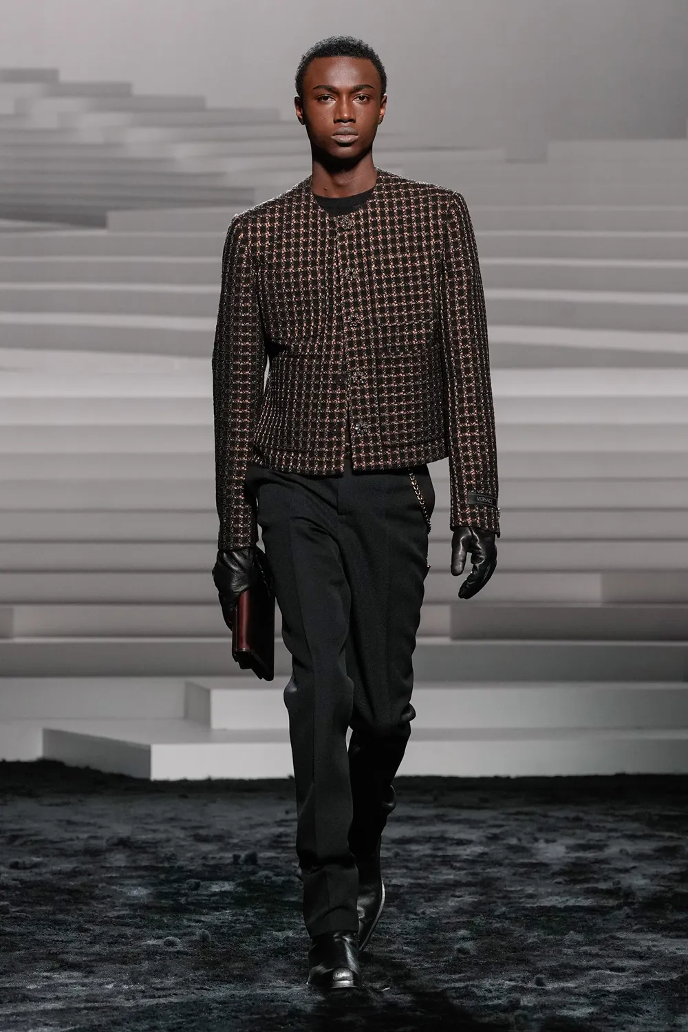 Versace Automne Hiver 2024 2025 Runway Magazine (40)