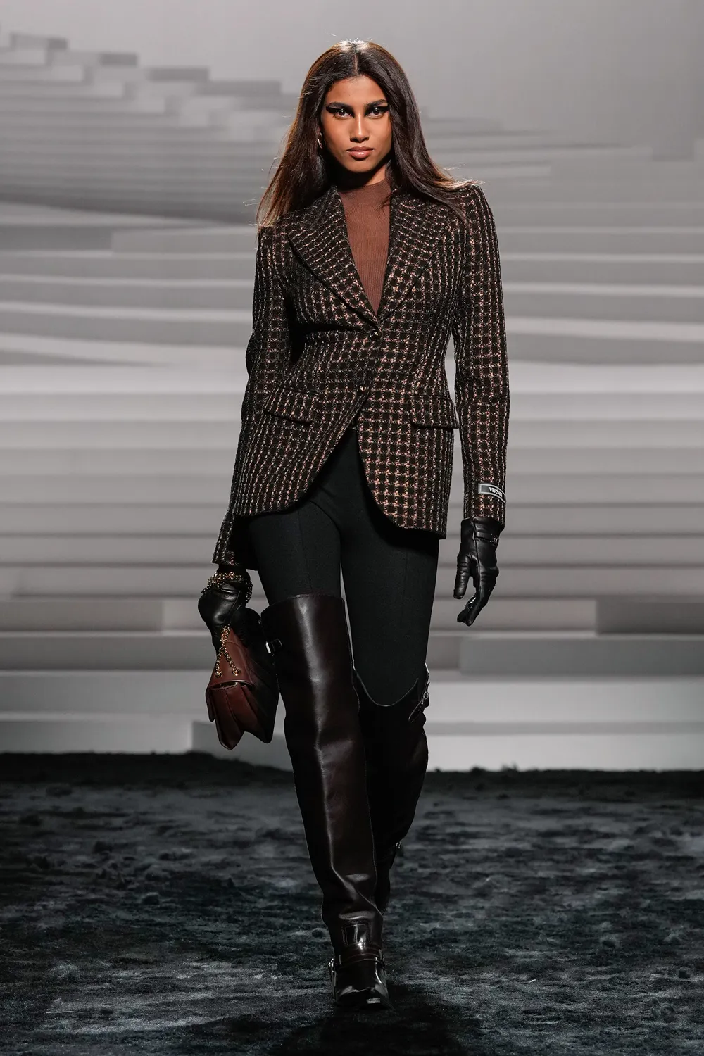 Versace Automne Hiver 2024 2025 Runway Magazine (42)