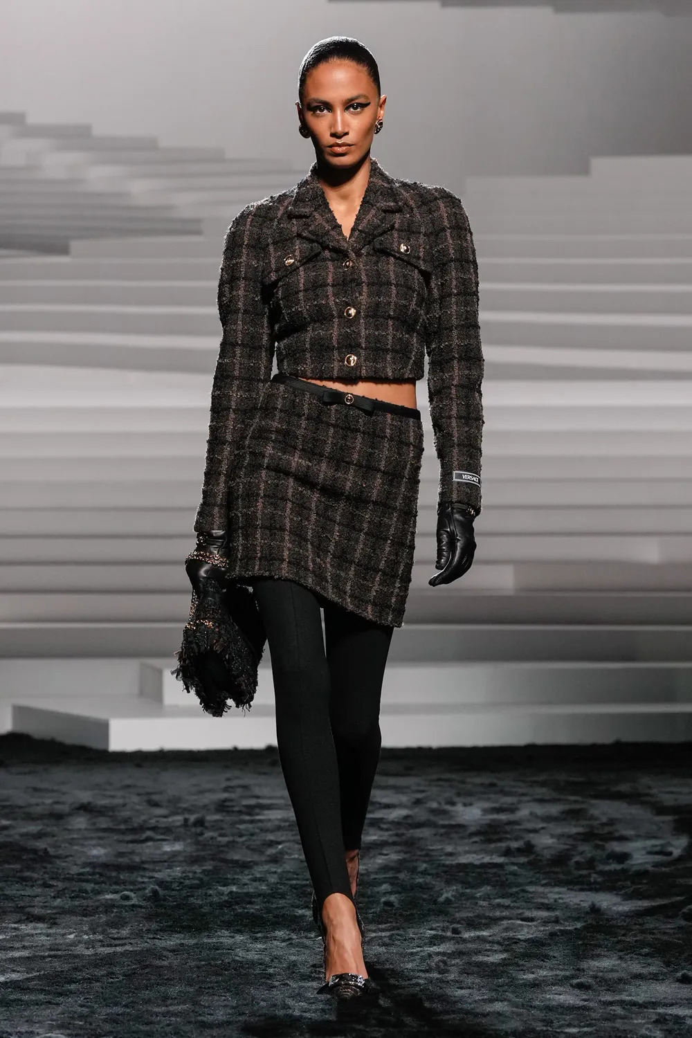 Versace Automne Hiver 2024 2025 Runway Magazine (43)