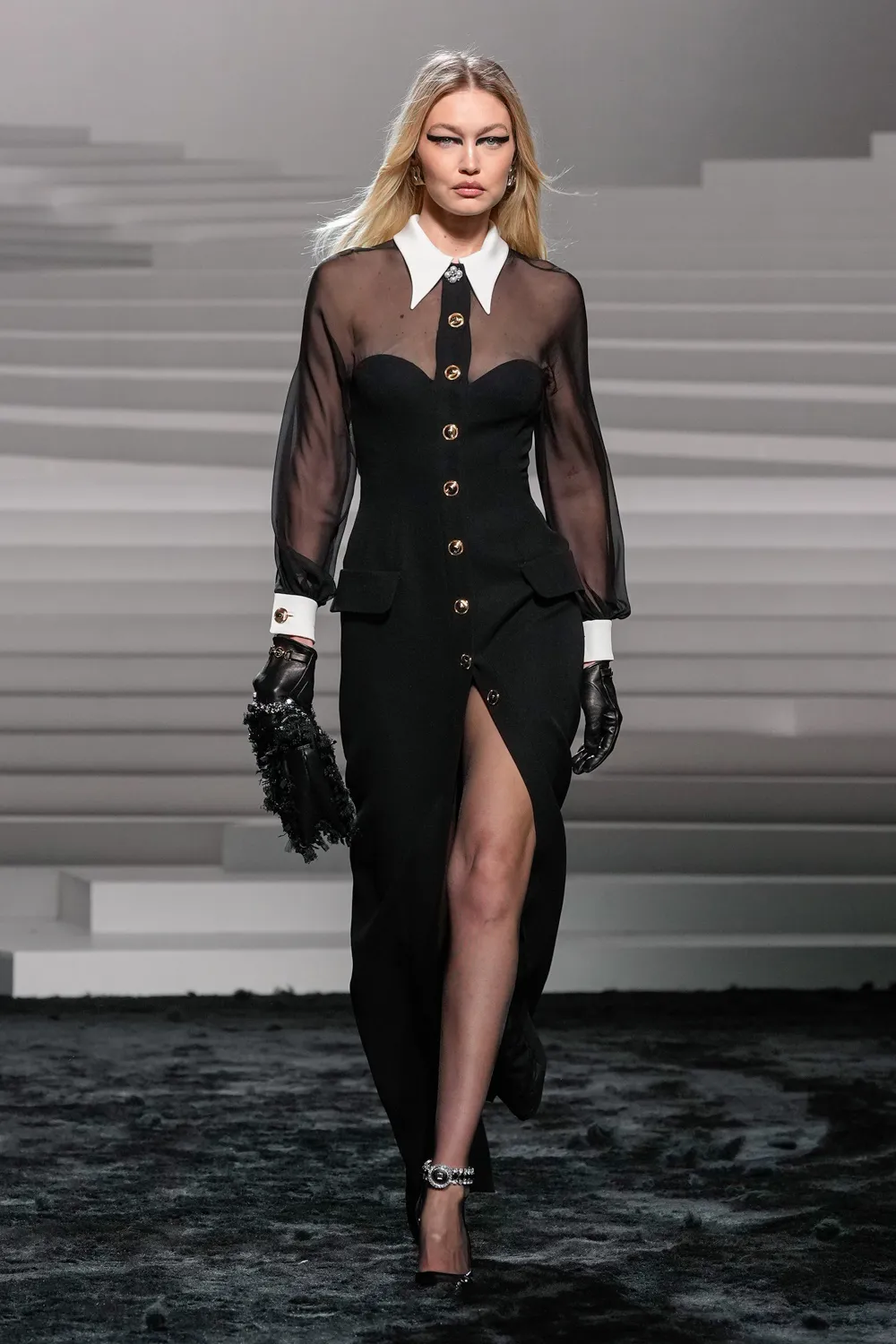 Versace Automne Hiver 2024 2025 Runway Magazine (53)