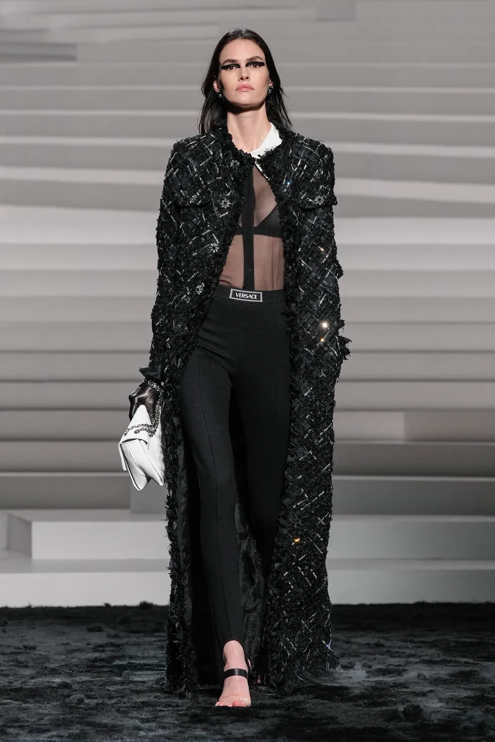 Versace Automne Hiver 2024 2025 Runway Magazine (54)