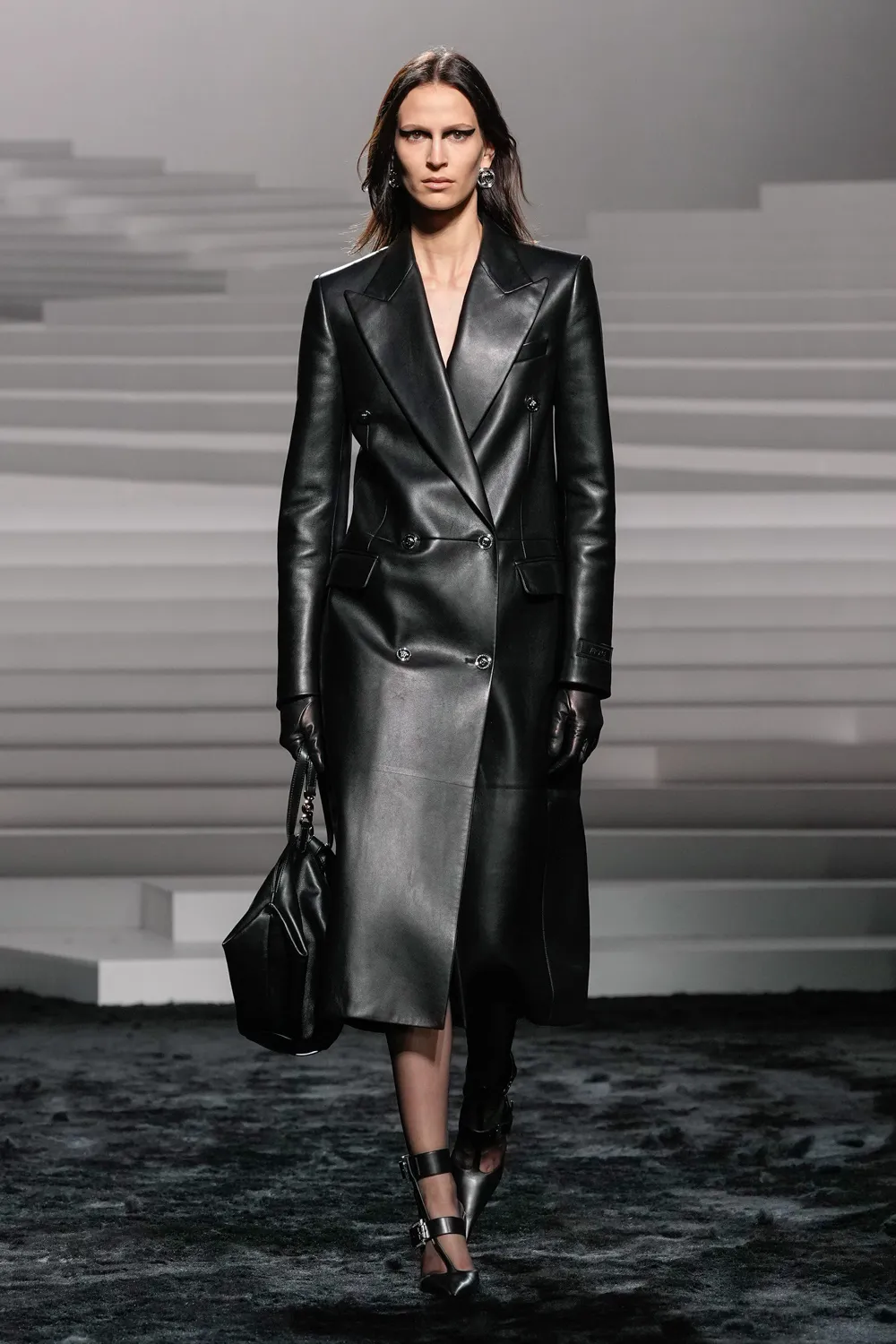 Versace Automne Hiver 2024 2025 Runway Magazine (57)