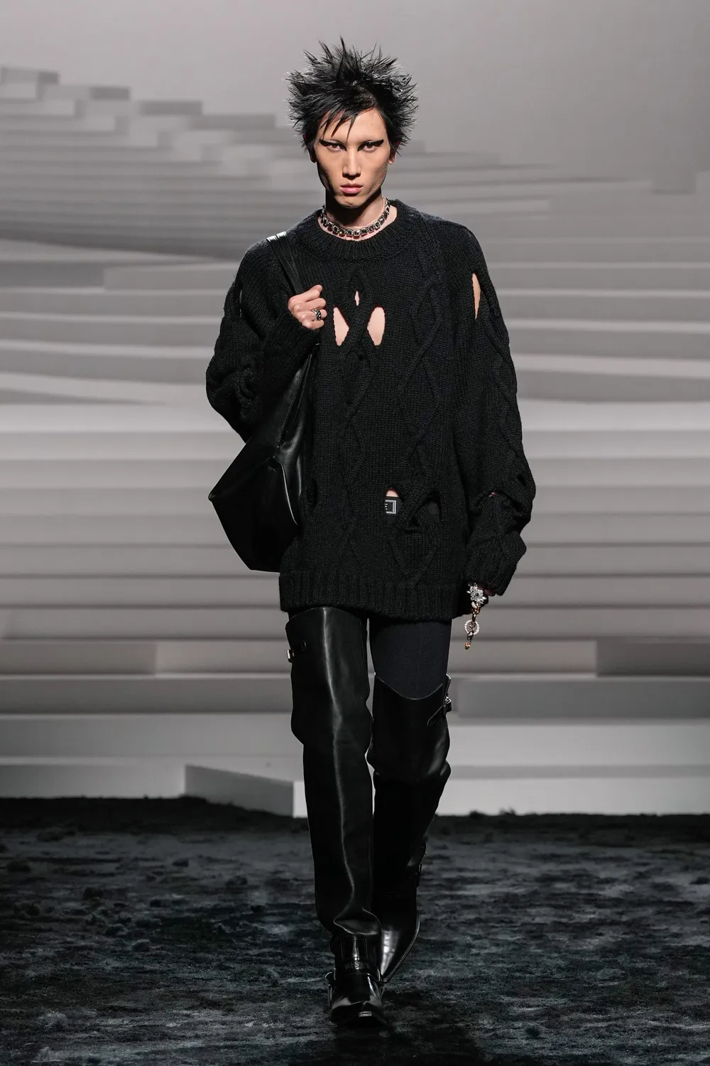 Versace Automne Hiver 2024 2025 Runway Magazine (58)