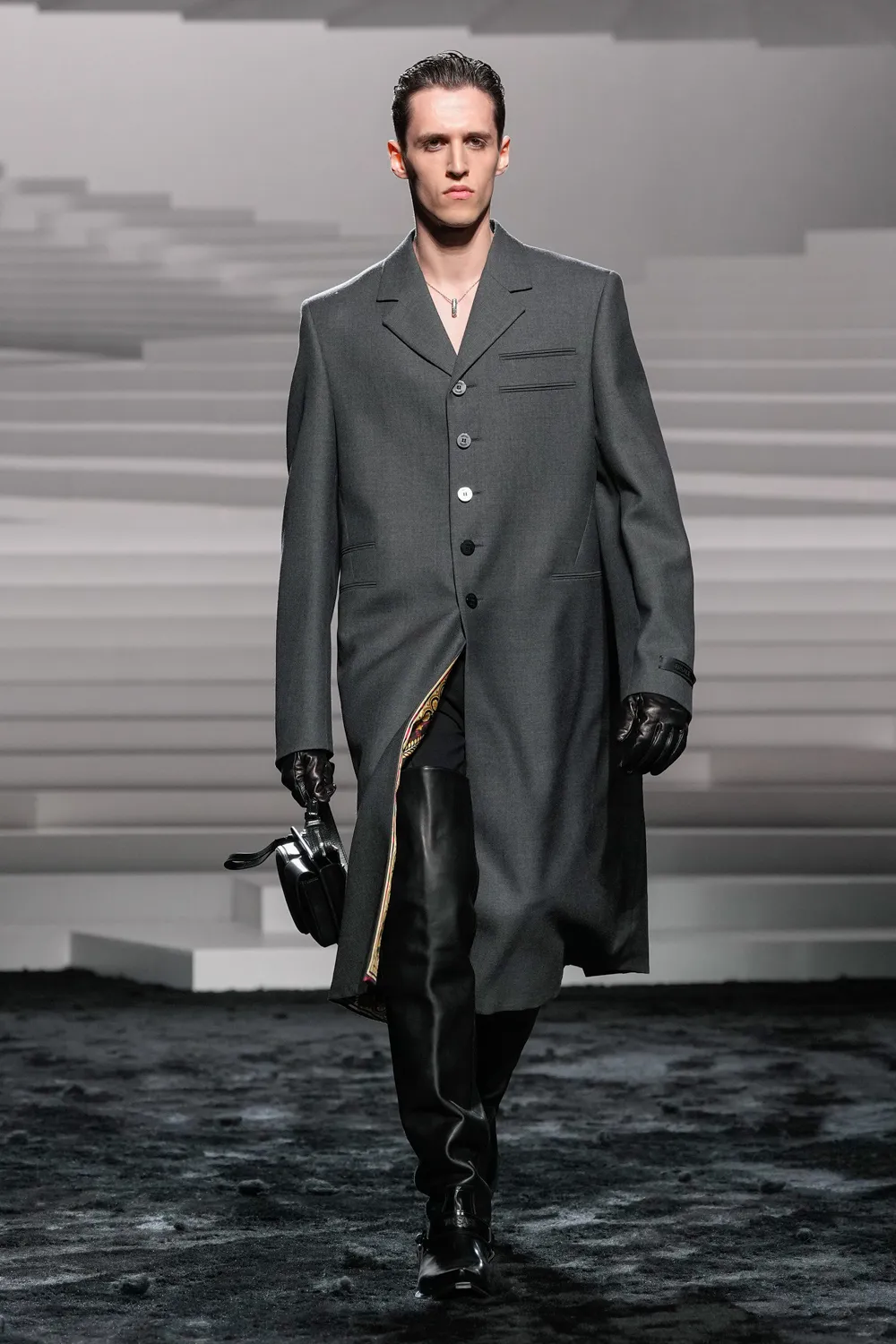 Versace Automne Hiver 2024 2025 Runway Magazine (6)