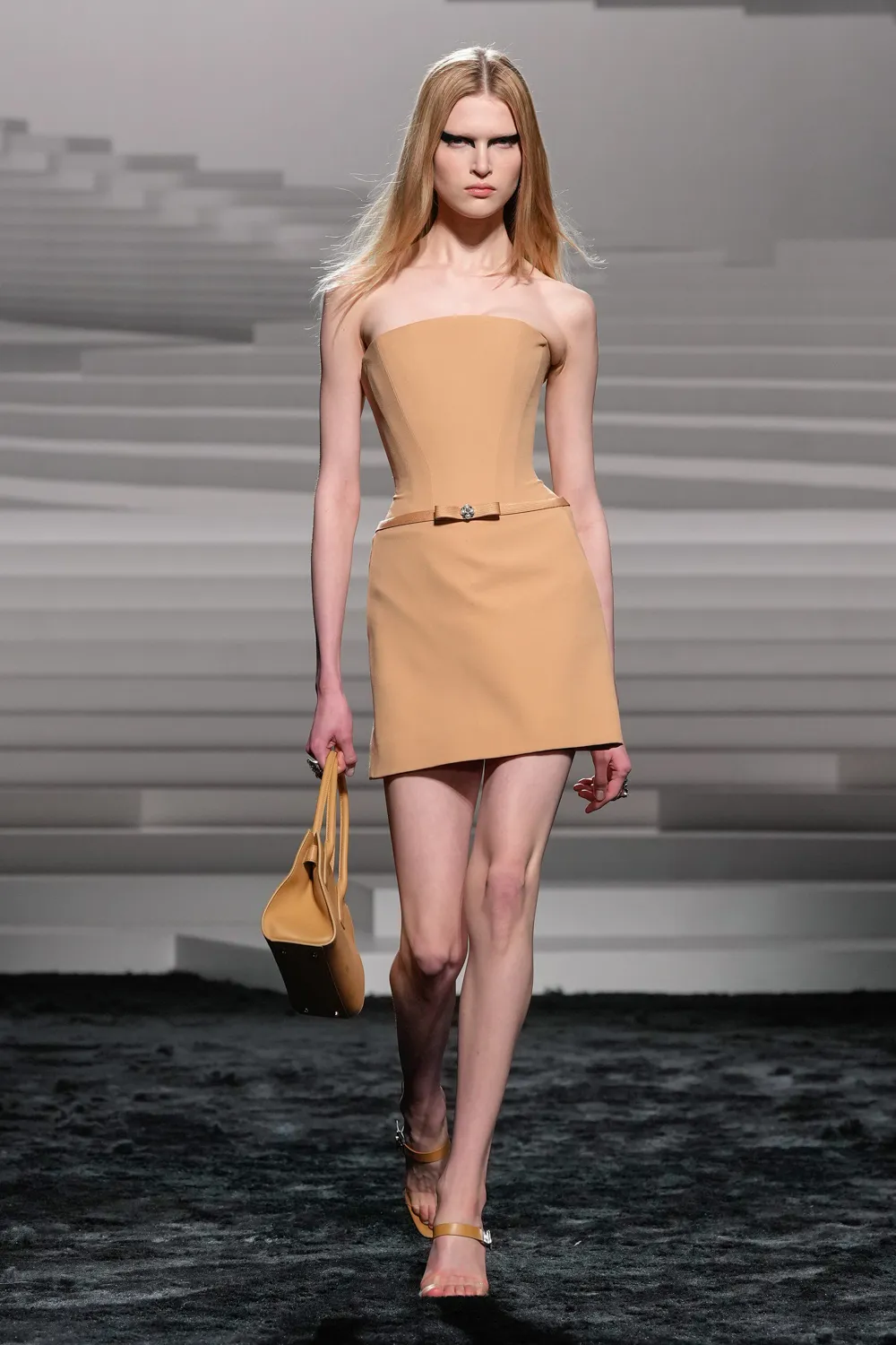 Versace Automne Hiver 2024 2025 Runway Magazine (64)