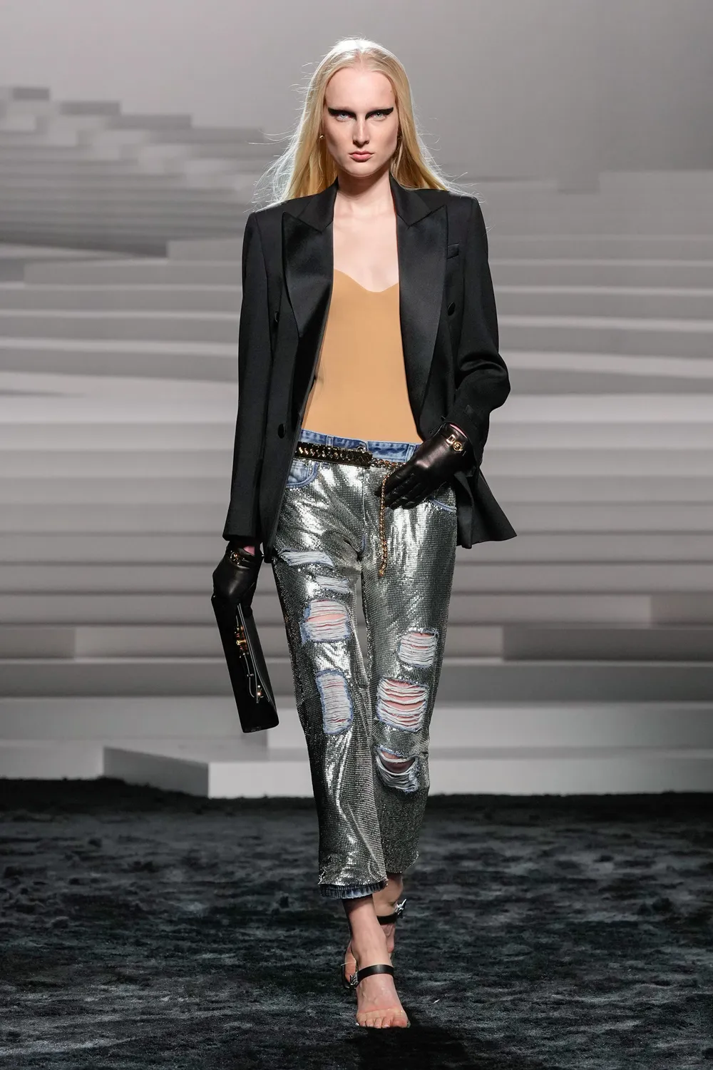 Versace Automne Hiver 2024 2025 Runway Magazine (66)