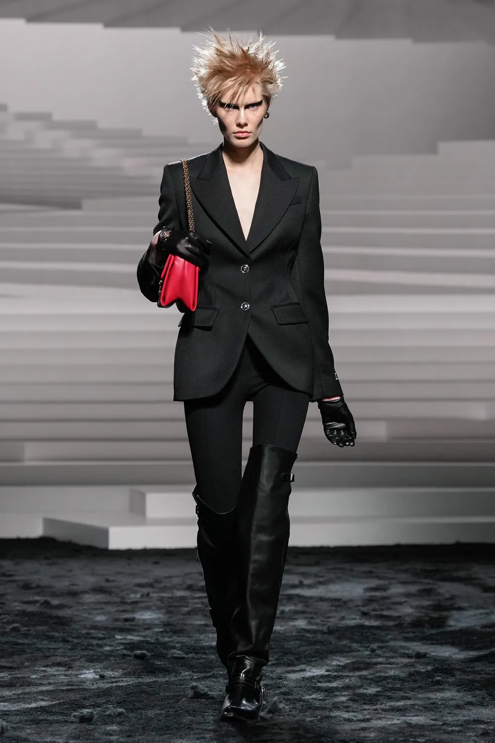 Versace Automne Hiver 2024 2025 Runway Magazine (7)