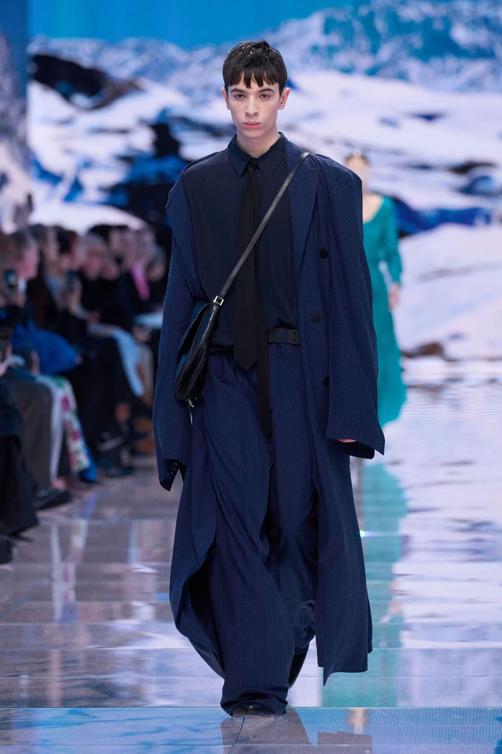 バレンシアガ 秋 2024、 秋 2024 2025 Runway 雑誌(13)