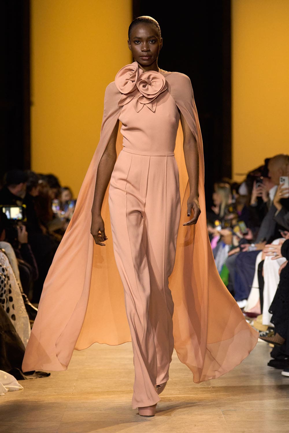 Elie Saab outono inverno 2024 2025 Pronto para Usar Runway Revista (12)