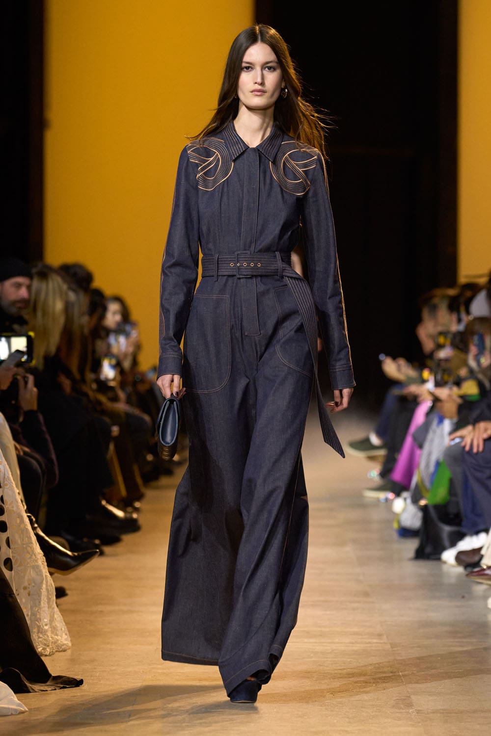 Elie Saab outono inverno 2024 2025 Pronto para Usar Runway Revista (13)