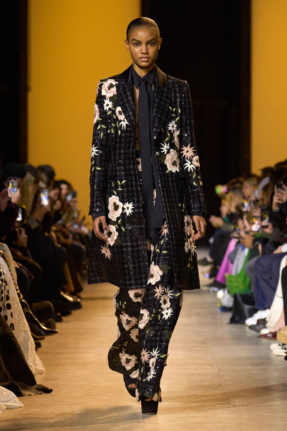 Elie Saab outono inverno 2024 2025 Pronto para Usar Runway Revista (17)