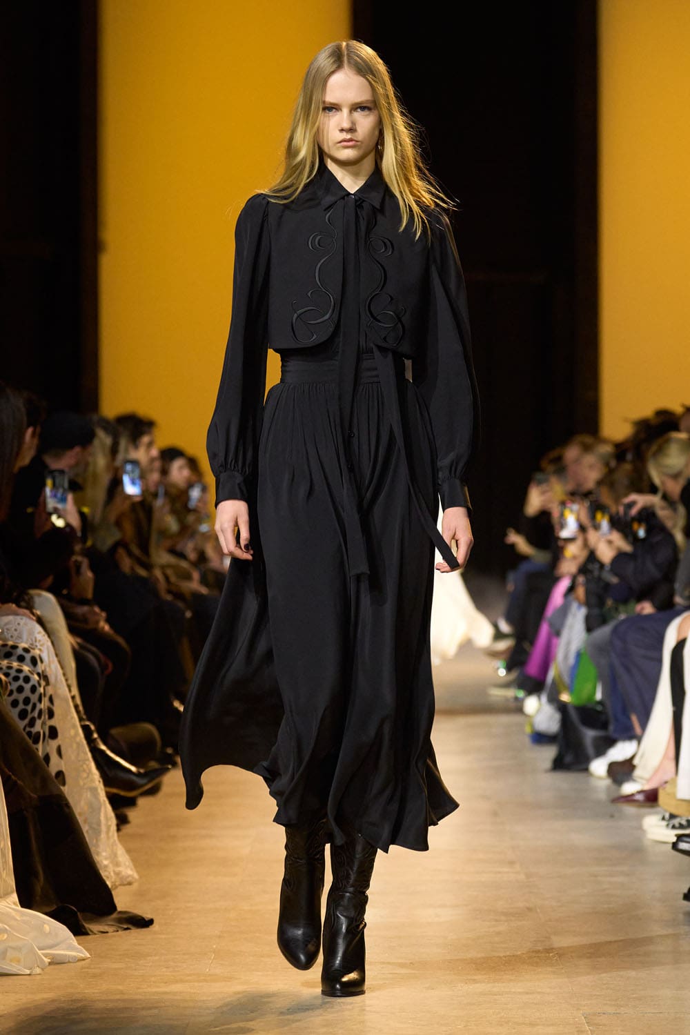 Elie Saab outono inverno 2024 2025 Pronto para Usar Runway Revista (20)