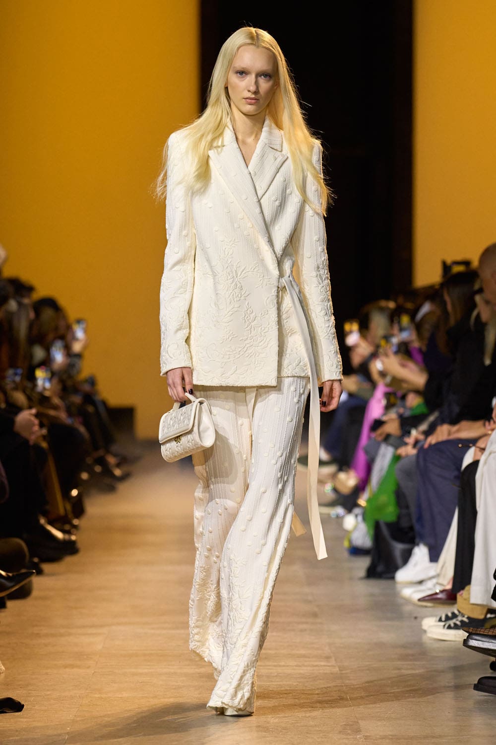 Elie Saab outono inverno 2024 2025 Pronto para Usar Runway Revista (29)