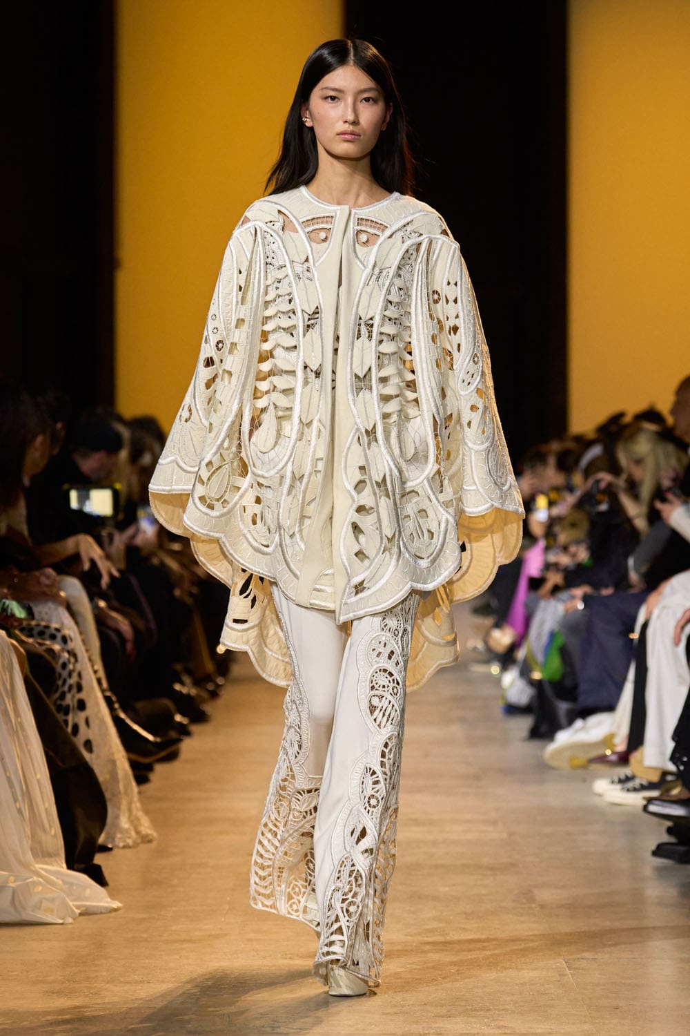 Elie Saab outono inverno 2024 2025 Pronto para Usar Runway Revista (38)